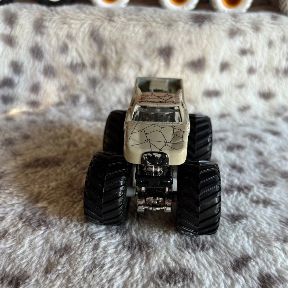 Hot Wheels Monster Jam Mega-Bite Monster Truck 1:64 Die-Cast Tan Shark Mouth